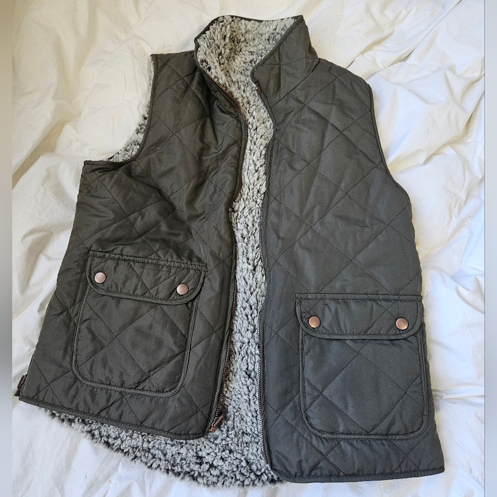 Soft Green Quilt Vest w/ Pockets - Medium Fit
